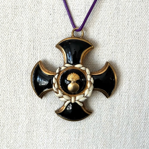 Brass Vintage Crest Medallion Pendant - Picture 5 of 8